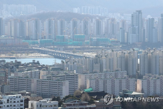 서울 남산에서 바라본 서울 시내 아파트 단지. 연합뉴스